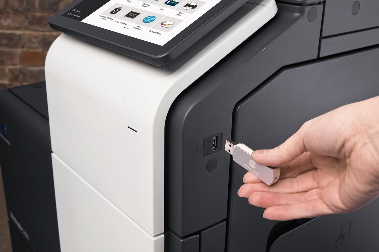 Porta USB della Konica Minolta BizHub C300i multifunzione, supporto per stampa diretta da dispositivi esterni. Porta USB della Konica Minolta BizHub C300i multifunzione, supporto per stampa diretta da dispositivi esterni.